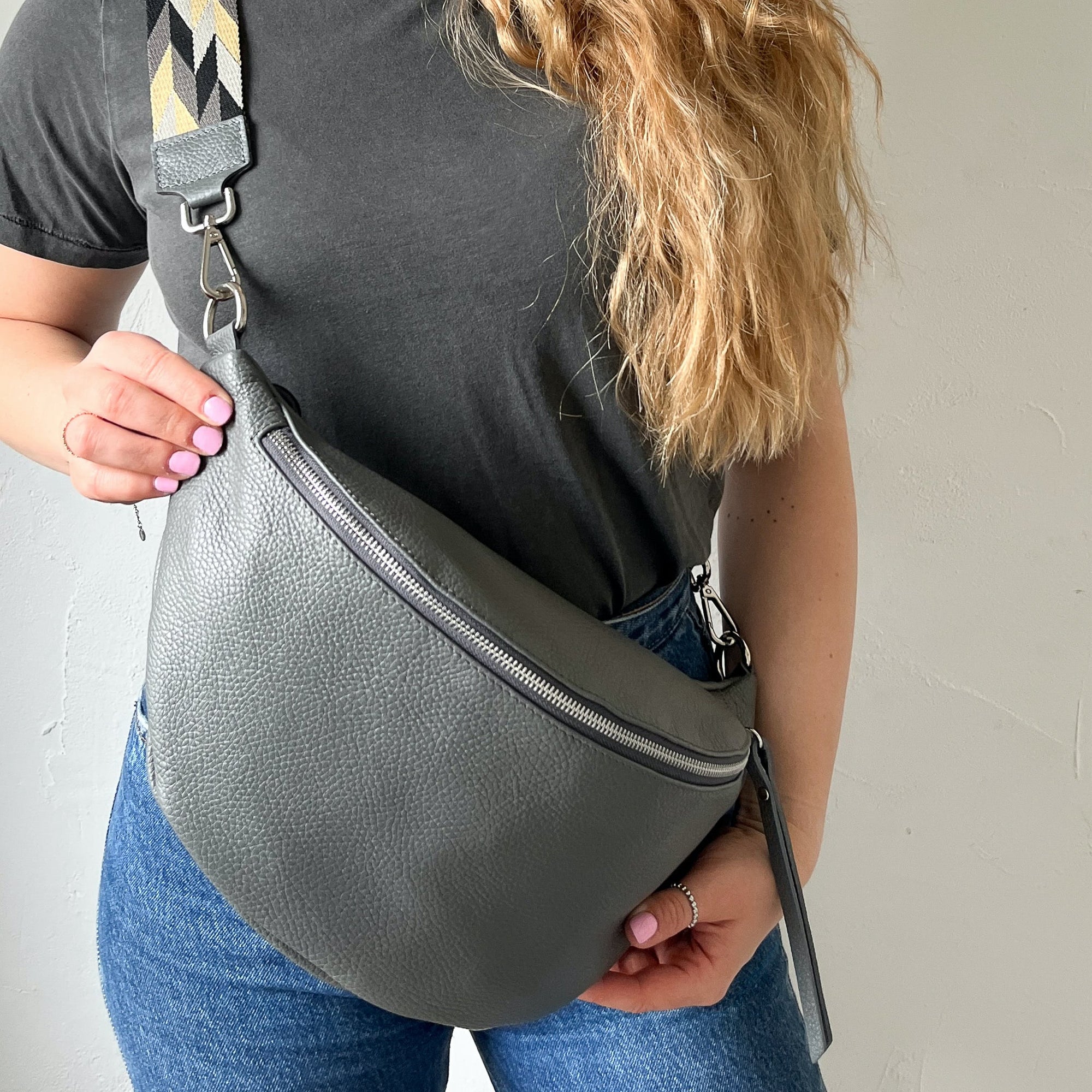 lepelou - leder - Bauchtasche - XL Bauchtasche LARA dunkelgrau - LPBLARDGRE2