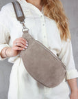 lepelou - leder - Bauchtasche - XL Wildleder Bauchtasche taupe mit Wechselgurt - LPBVALTAUXL1